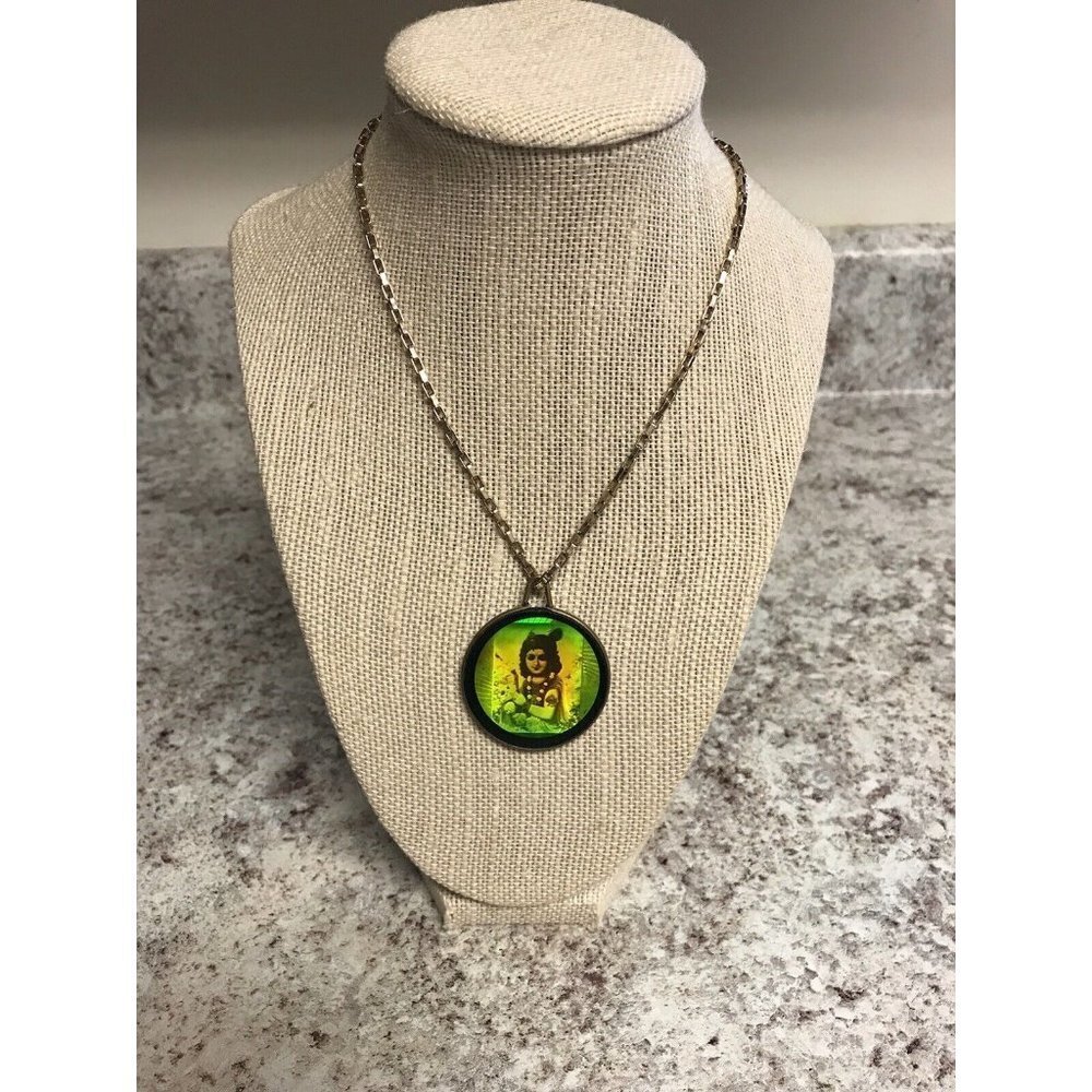 Green Round Pendant Necklace for Women - Vintage-Inspired